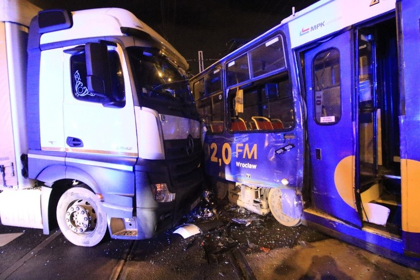 Wypadek przy Gliniankach. Ciężarówka wjechała w tramwaj