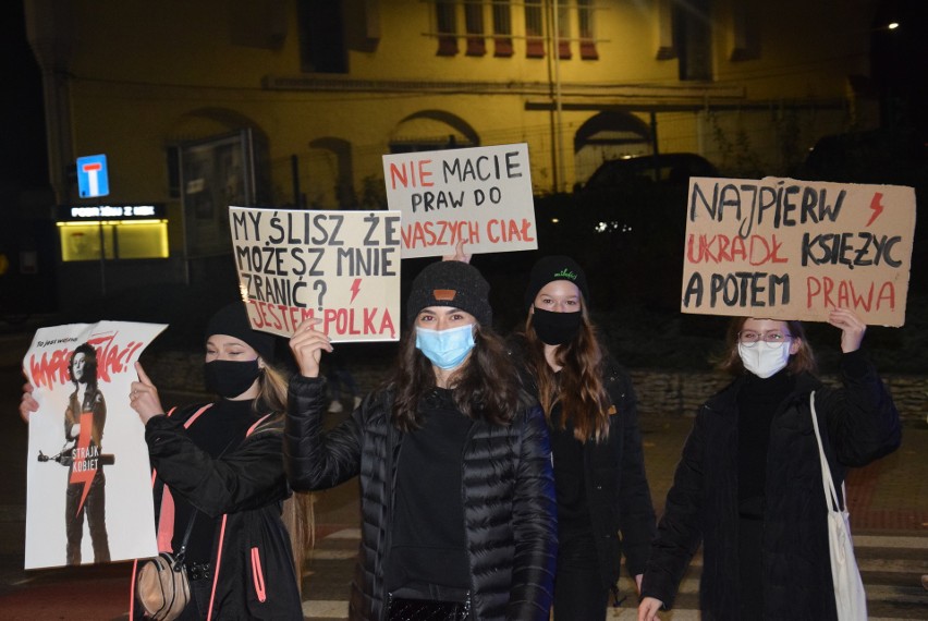 Strajk kobiet w Kędzierzynie-Koźlu. Na ulice miasta we wtorek wyszło jeszcze więcej osób niż w poniedziałek