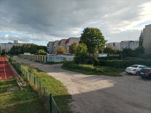 Na klepisku w sąsiedztwie Szkoły Podstawowej nr 24 stoi 50 blaszanych garaży. Jest on również wykorzystywany jako dziki parking. Zgodnie z przyjętym planem, miasto będzie mogło ten grunt sprzedać, a nabywca będzie mógł w tym miejscu postawić trzy bloki z garażami podziemnymi. Kierowcy, którzy do tej pory tu parkowali, będą musieli znaleźć sobie miejsce na parkingu przy straży pożarnej, Miejski Zarząd Dróg przygotowuje właśnie koncepcję jego zagospodarowania. Park kieszonkowy, czy raczej skwer o powierzchni 1700 metrów ma powstać w południowo-wschodnim narożniku placu.