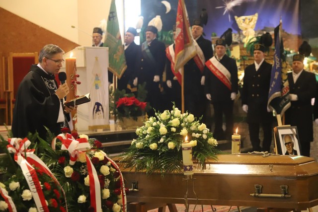 Msza pogrzebowa w kościele pw. Podwyższenia Krzyża Świętego w Katowicach-Brynowie. Zobacz kolejne zdjęcia. Przesuwaj zdjęcia w prawo - naciśnij strzałkę lub przycisk NASTĘPNE