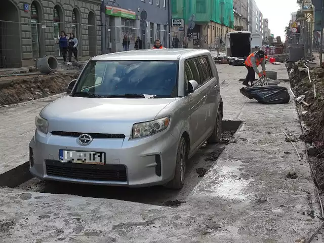 Zabetonowany samochód z ulicy Legionów w Łodzi znów jest sławny