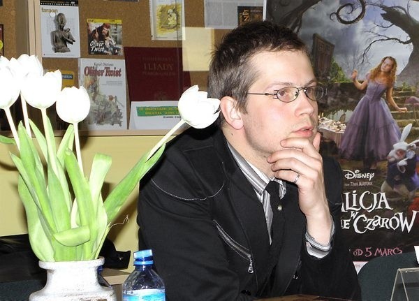Jacek Dehnel w bibliotece w Chojnicach