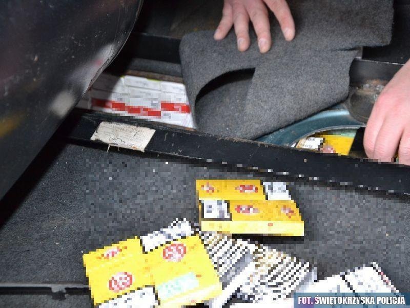 Policjanci z Jędrzejowa zatrzymali auto z tysiącami paczek nielegalnych papierosów (WIDEO)