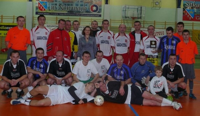 Pamiątkowe zdjęcie po meczu pokazowym, w którym  Reprezentacja Turnieju wygrała z Reprezentacją Polski Księży 6:5.