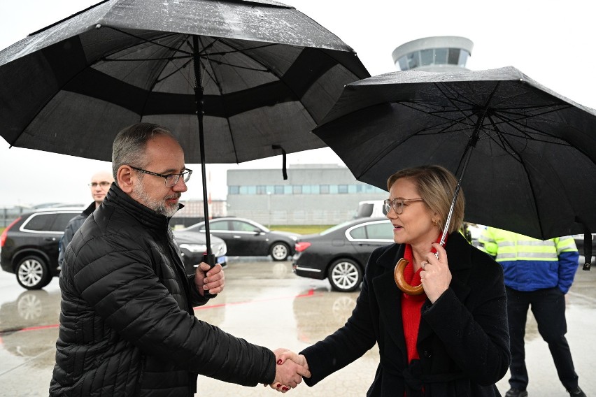 Minister zdrowia RP Adam Niedzielski (L) oraz minister...