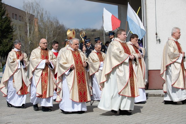 Uroczystości poświęcenia kościoła Miłosierdzia Bożego w Pińczowie, 16 kwietnia 2023. >>>Więcej zdjęć na kolejnych slajdach