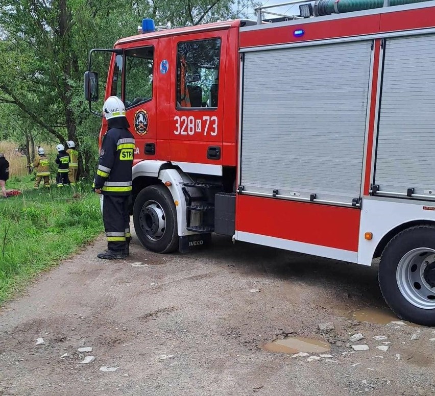 Samochód wpadł do zbiornika wodnego w Krakowie. Stoczył się tyłem do stawu w Przylasku Rusieckim