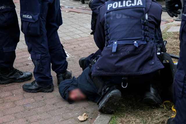 Ozdoba pytał, "jak to jest możliwe, że polski funkcjonariusz dopuszcza do sytuacji, że mężczyzna jest rzucany na ziemię, ma wyrwaną flagę, a buciorami polski policjant staje na fladze".
