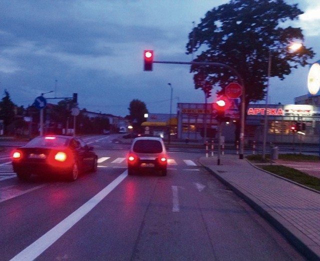Skrzyżowanie ulic Piłsudskiego i Turystycznej w Brzeszczach. Także w nocy ruch regulowany jest światłami