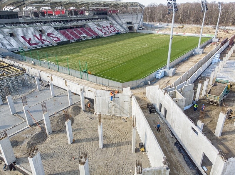 Koronawirus nie wstrzymuje budowy stadionu ŁKS [ZDJĘCIA]