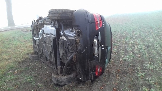 Nietrzeźwy kierowca Mercedesa odpowiedział przed sądem za spowodowanie kolizji drogowej z wracającym ze służby policjantem.Kilka dni temu rano nadkom. Dariusz Danis wracał do domu po nocnej służbie, którą pełnił na stanowisku dowodzenia w Komendzie Powiatowej Policji w Drawsku Pomorskim. Tego dnia warunki pogodowe były złe, a osiadająca mgła strasznie ograniczała widoczność. Przed Czaplinkiem na prostym odcinku drogi funkcjonariusz w ostatniej chwili zauważył, że jadący z naprzeciwka Mercedes przekracza oś jezdni i zjeżdża na jego pas ruchu. W celu uniknięcia czołowego zderzenia policjant gwałtownie skręcił w prawo, niestety pojazdy zderzyły się lewymi narożnikami, po czym oba Mercedesy wpadły do przydrożnego rowu. Dariusz Danis od razu wezwał służby ratunkowe po czym wydostał się z samochodu i sprawdził, czy nikt nie został ranny. Sprawca kolizji przyznał się, że zasnął za kierownicą, a nietrzeźwy właściciel pojazdu spał na przednim siedzeniu pasażera. Przybyli na miejsce policjanci przebadali uczestników zdarzenia i okazało się, że 31 – letni mężczyzna oprócz tego, że kierował w stanie po użyciu alkoholu, nie posiadał także uprawnień do kierowania i miał aktualny zakaz prowadzenia wszelkich pojazdów mechanicznych.źródło: Policja Drawsko PomorskieZobacz także Śmiertelny wypadek na drodze z miejscowości Buczyk do Pomianowa (archiwum)