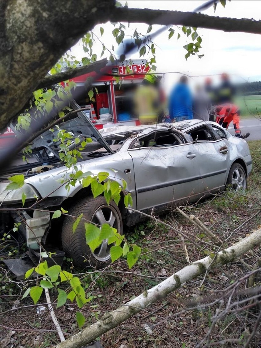 Samochód, którym jechał 19-latek dachował i uderzył w...