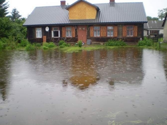 Deszcz, który padał nad Małkinią spowodował zalanie kilku...