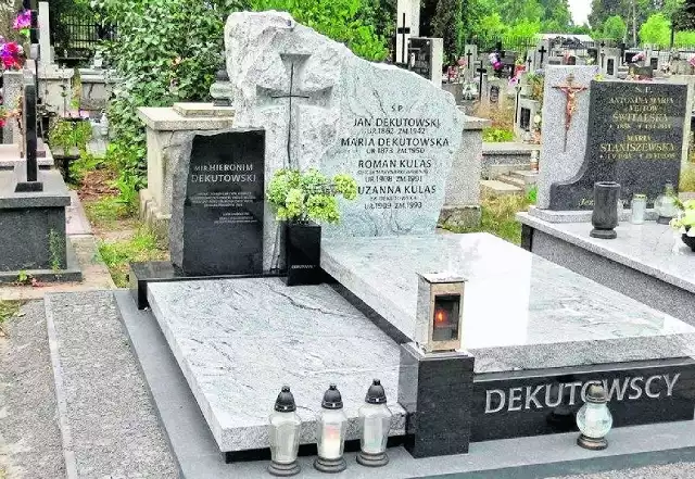 Symboliczny grób Hieronima Dekutowskiego na tarnobrzeskim cmentarzu komunalnym. Szczątki "Zapory" trafią na Powązki.