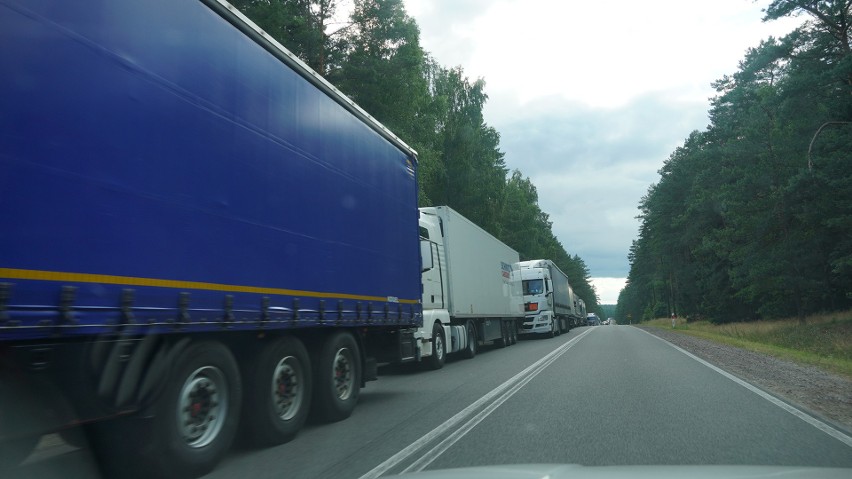 Bobrowniki. Około 20 km kolejki tirów przed polsko-białoruskim przejęciem granicznym [ZDJĘCIA][VIDEO]