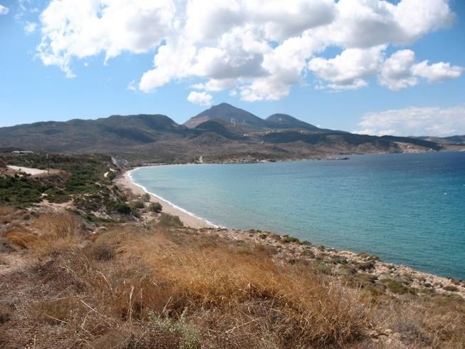 Na pozór Milos jest jak wiekszośc greckich wysp. Morze,...