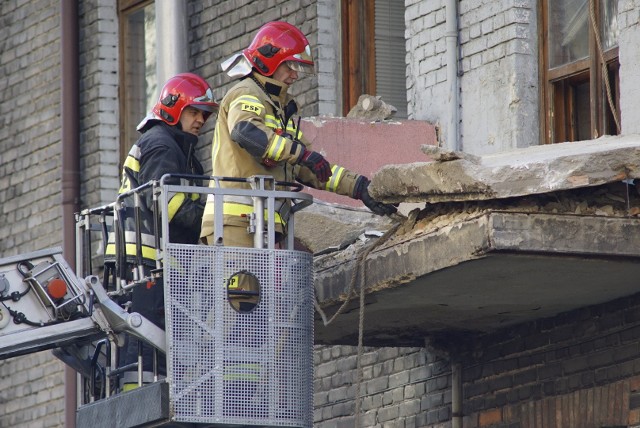 W poniedziałek na skutek zawalenia się balkonu na Łazarzu ranne zostały dwie osoby.