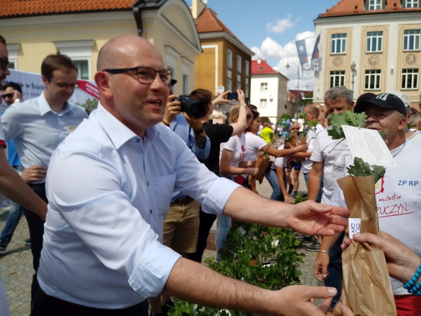 Marszałek Artur Kosicki rozdawał sadzonki dębów i zachęcał...