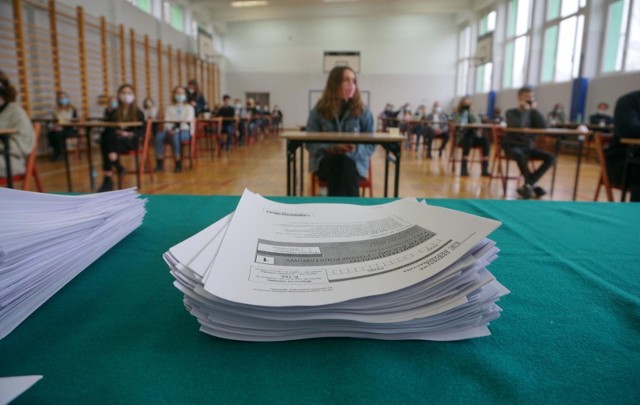 Nie tylko możliwość zdobycia przyszłościowego zawodu, ale też uzyskanie świadectwa dojrzałości, które otwiera drzwi do dalszej edukacji na studiach sprawia, że wielu uczniów wybiera po szkole podstawowej kształcenie w technikum. W Łodzi i w województwie łódzkim mamy wiele szkół tego typu, które zapewniają młodym ludziom świetną edukację i  przyszłościowe zawody. Dla młodzieży, która staje przed wyborem ścieżki kształcenia, ważne są wszelkie informacje, służące poznaniu placówek. Które technika są najlepsze, biorąc pod uwagę wyniki ubiegłorocznej matury? Warto zapoznać się z rankingiem maturalnym, przygotowanym przez Perspektywy. Wśród 300 uwzględnionych w nim techników, znalazło się 21 z naszego regionu.ZOBACZ KTÓRE - KLIKNIJ DALEJ