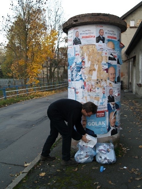 Zdejmowanie plakatów wyborczych partii Razem na Dolnym...