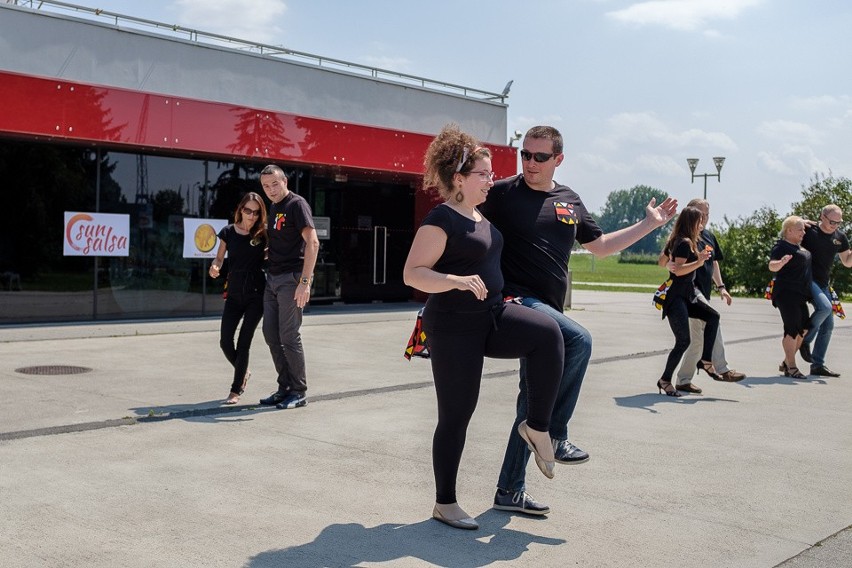 Tarnów. Flash mob z okazji Międzynarodowego Dnia Kizomby [ZDJĘCIA]