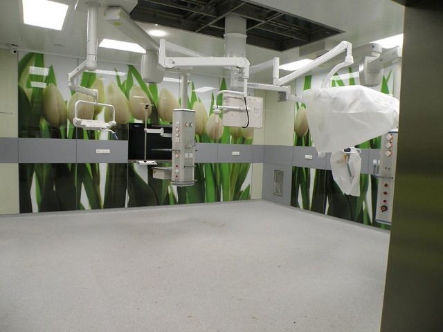 Białe tulipany za szklanymi panelami - tak wygląda sala operacyjna w budowanym Centrum Chorób Piersi przy pl. Hirszfelda we Wrocławiu.