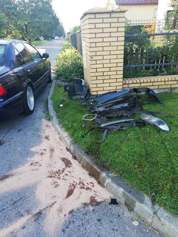 Brzesko. Jak oni jechali? BMW wylądowało na ogrodzeniu [ZDJĘCIA]