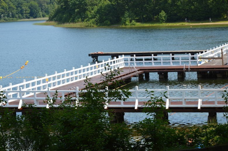 Nad jeziorem Jeleń można wypożyczyć sprzęt wodny.