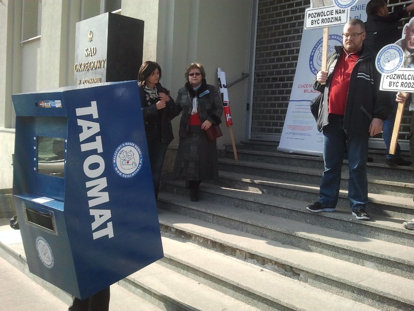 Manifestacja ojców przed Sądem Okręgowym. Walczą o swoje...