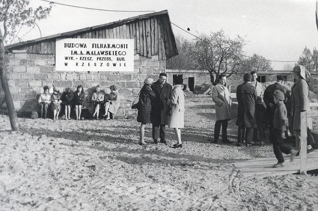 Podkarpacką filharmonię budowano przez 7 lat. Za to efekt olśnił rzeszowian. Sala koncertowa do dziś słynie ze znakomitej akustyki.