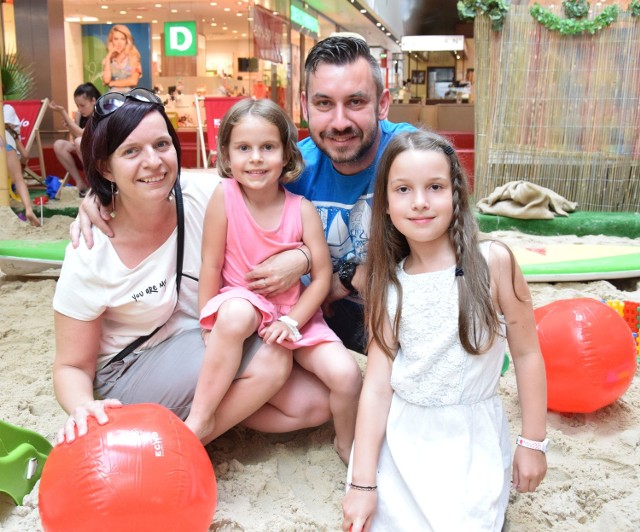 Magda Skuza z córkami Amelką i Mają oraz mężem Pawłem plażowała w piątek w wiosce surferskiej w Galerii Echo w Kielcach.  