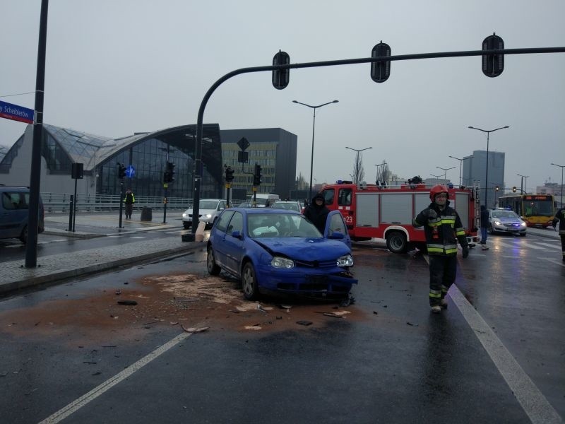 Uwaga na marznący deszcz! Bardzo śliskie drogi i chodniki. Przy dworcu Fabrycznym zderzyły się 24 samochody!