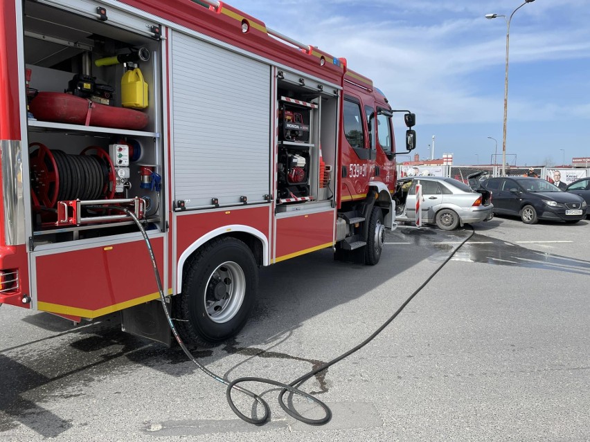 Pożar samochodu osobowego w Sędziszowie Małopolskim. Nikt nie ucierpiał [ZDJĘCIA]