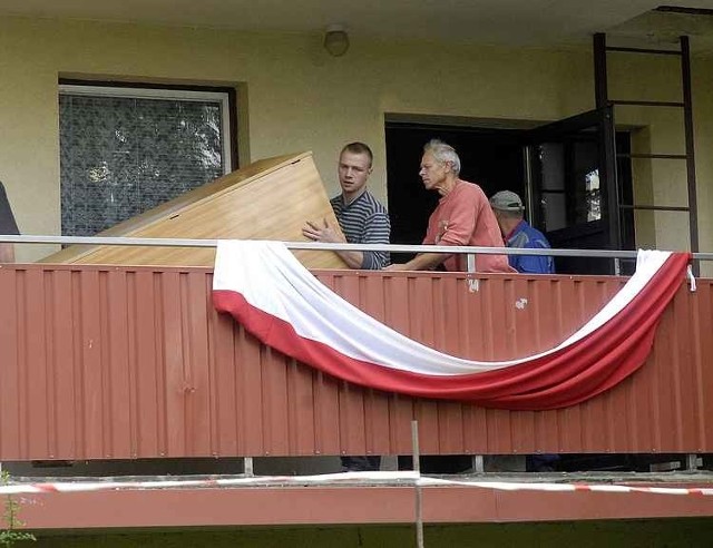 Czeslawa Bednarz zostala w czwartek eksmitowana ze swojego mieszkania przy ul. Romera, w którym mieszkala od kilkunastu lat. Jej zdaniem eksmisja odbyla sie bezprawnie. Spóldzielnia Mieszkaniowa &#8222;Kolejarz&#8221;, do której nalezy lokal, ma na ten temat inne zdanie. (Fot. Krzysztof Tomasik)