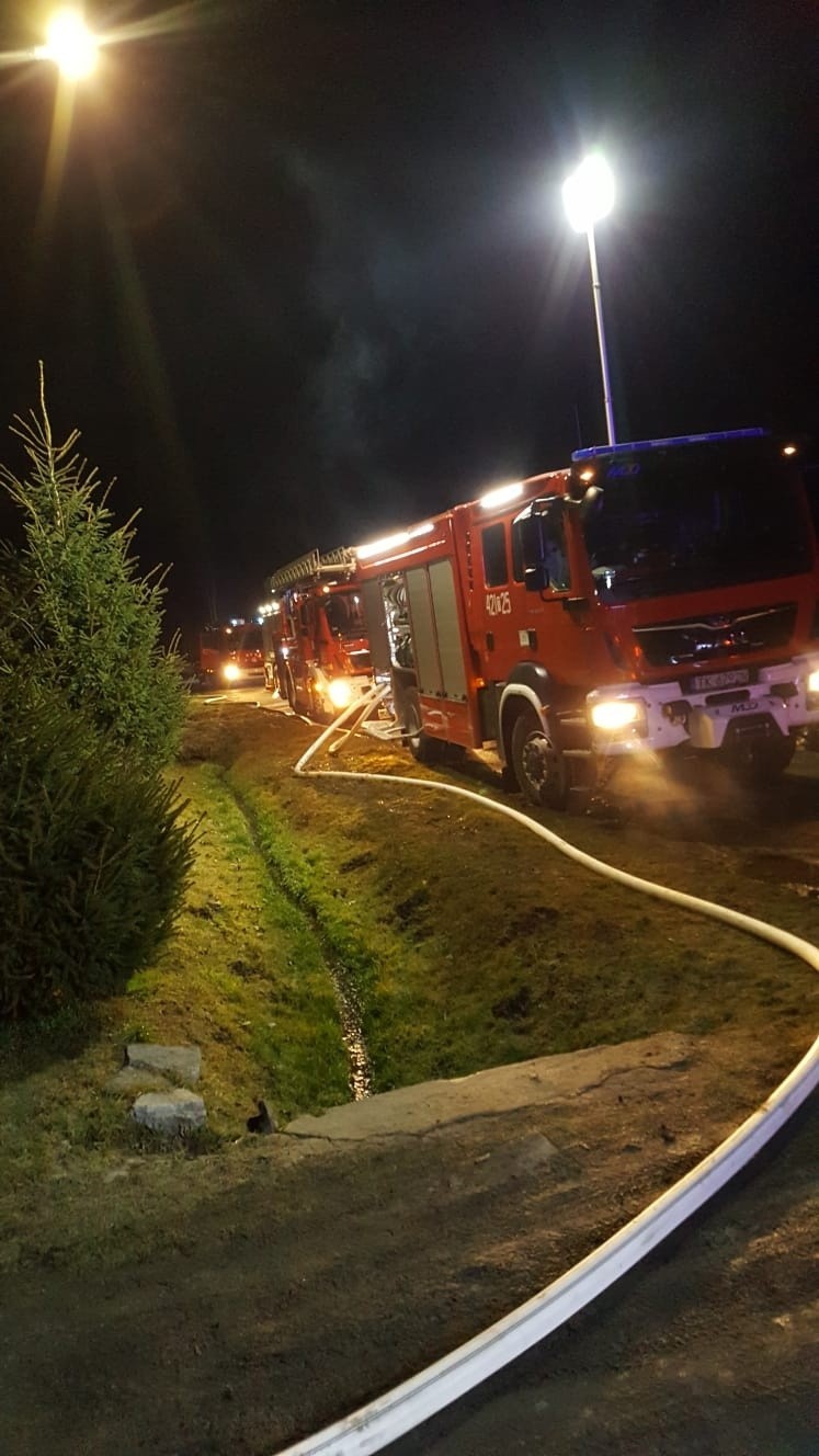 Pożar poddasza domu w miejscowości Gorzków w powiecie kazimierskim. Przyczyną prawdopodobnie zwarcie [ZDJĘCIA] 