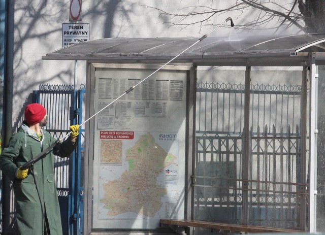 Na radomskich ulicach można spotkać ekipy zajmujące się myciem wiat przystankowych. W sumie do końca tygodnia szyby mają świecić się w aż 226 zadaszeniach. To pierwsze mycie wiat w tym roku.