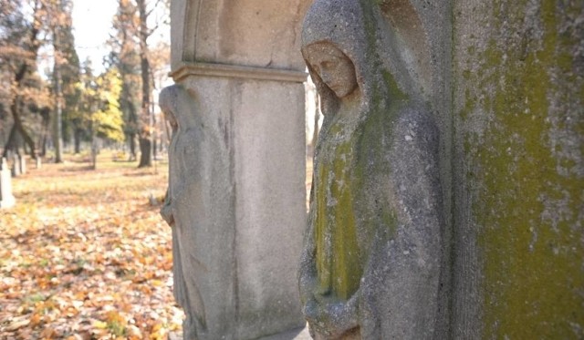 Mimo wielu lat zniszczeń i powodzi z 1997 r. na cmentarzu zostało jeszcze sporo pięknych nagrobków.