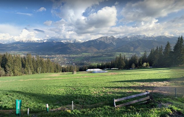 1. Gubałówka. Szczyt tego wzniesienia góruje nad Zakopanem i to właśnie z niego rozciąga się najpiękniejszy widok tak na samo miasto jak i Tatry.