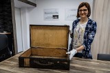 Muzeum Pamięci Sybiru kupiło na aukcji w Krakowie cenną walizkę żołnierza AK, który po wojnie został zesłany na Syberię [WIDEO, ZDJĘCIA]