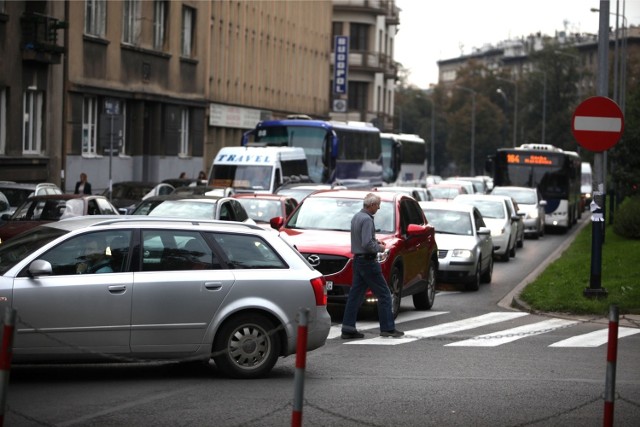 Przejścia od listopada ma strzec sygnalizacja świetlna. Powstanie tu również kontrapas rowerowy w ciągu ul. Długiej i Śląskiej. Urzędnicy zapewniają, że światła nie będą powodować korków.