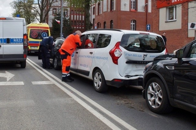 Dzisiaj (czwartek 26.04), przed godz. 13., doszło do stłuczki na skrzyżowaniu ulic Westerplatte i Mierosławskiego. W kolizji brały udział trzy samochody osobowe. Ten ostatni, najechał na tył poprzedzającego, które uderzyło w kolejne auto. W zdarzeniu na szczęście nikt nie ucierpiał. Na miejscu pracowali policjanci ze słupskiej drogówki. Policja prosi o zachowanie ostrożności na drogach. 