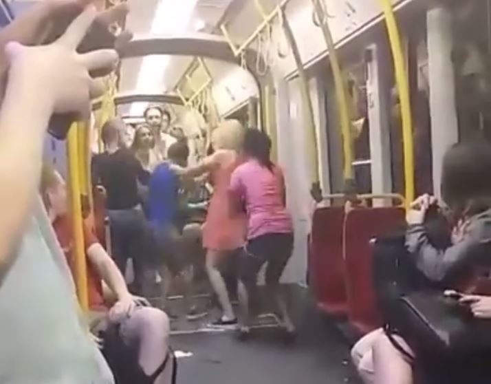 Bójka dziewcząt w tramwaju. I nikt nie reaguje [WIDEO]