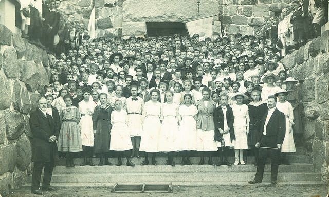 W 1918 roku w Wieży Bismarcka odbył się zjazd szkolnych chórów z Bydgoszczy. Ta fotografia została zrobiona podczas koncertu finałowego. - Na zdjęciu jest moja mama Helena - mówi Maria Majcherek.