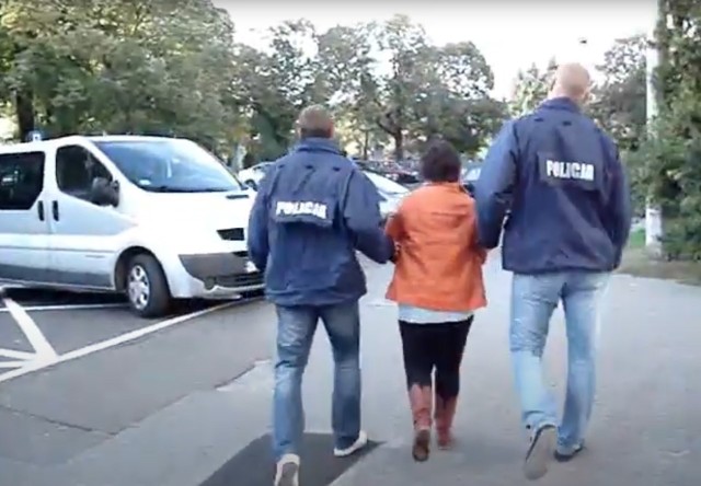 Elżbieta S. prowadzona przez policjantów w 2012 roku