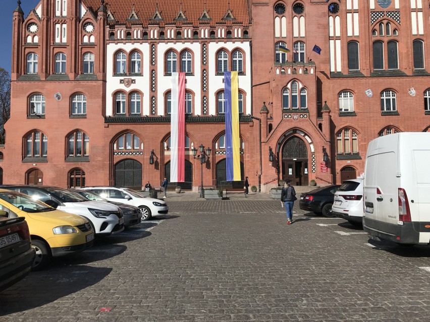 Flagi na masztach na placu Zwycięstwa w Słupsku pojawiają...