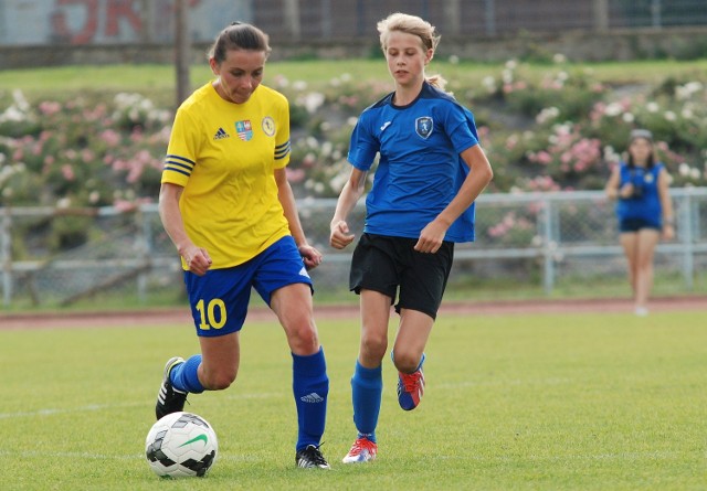 Magdalena Lisowska (z prawej) strzeliła zwycięskiego gola dla KSP Kielce w spotkaniu ze Stalą Kunów.