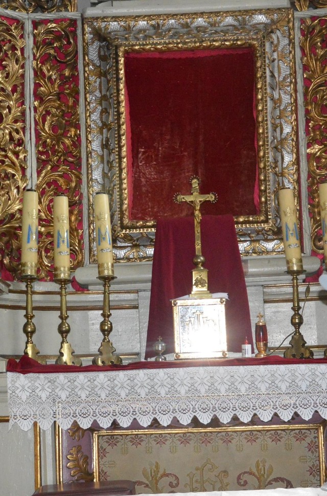 Ołtarz w kaplicy Św. Trójcy przed renowacją