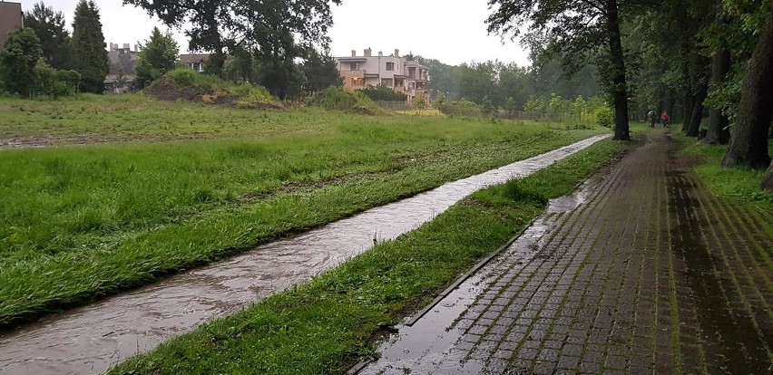 Ostrzeżenie IMGW. Intensywny deszcz na Śląsku i w Beskidach. Będzie również w niedzielę. Możliwe podtopienia