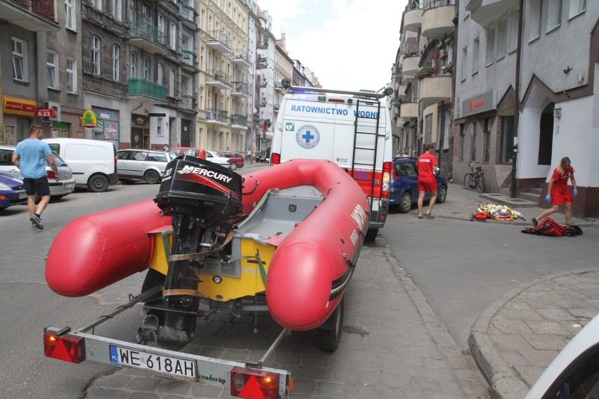 Pogotowie z pontonem interweniowało przy skrzyżowaniu...