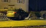 CZERWIEŃSK Kierowca bmw rozbił płot. Wezwano zielonogórską policję [ZDJĘCIA CZYTELNIKA]